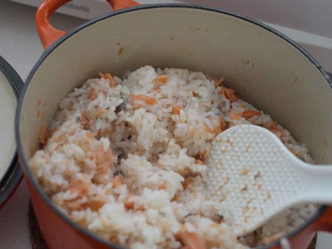 一緒に炊き込み！　ルクルーゼで炊く鮭梅ご飯